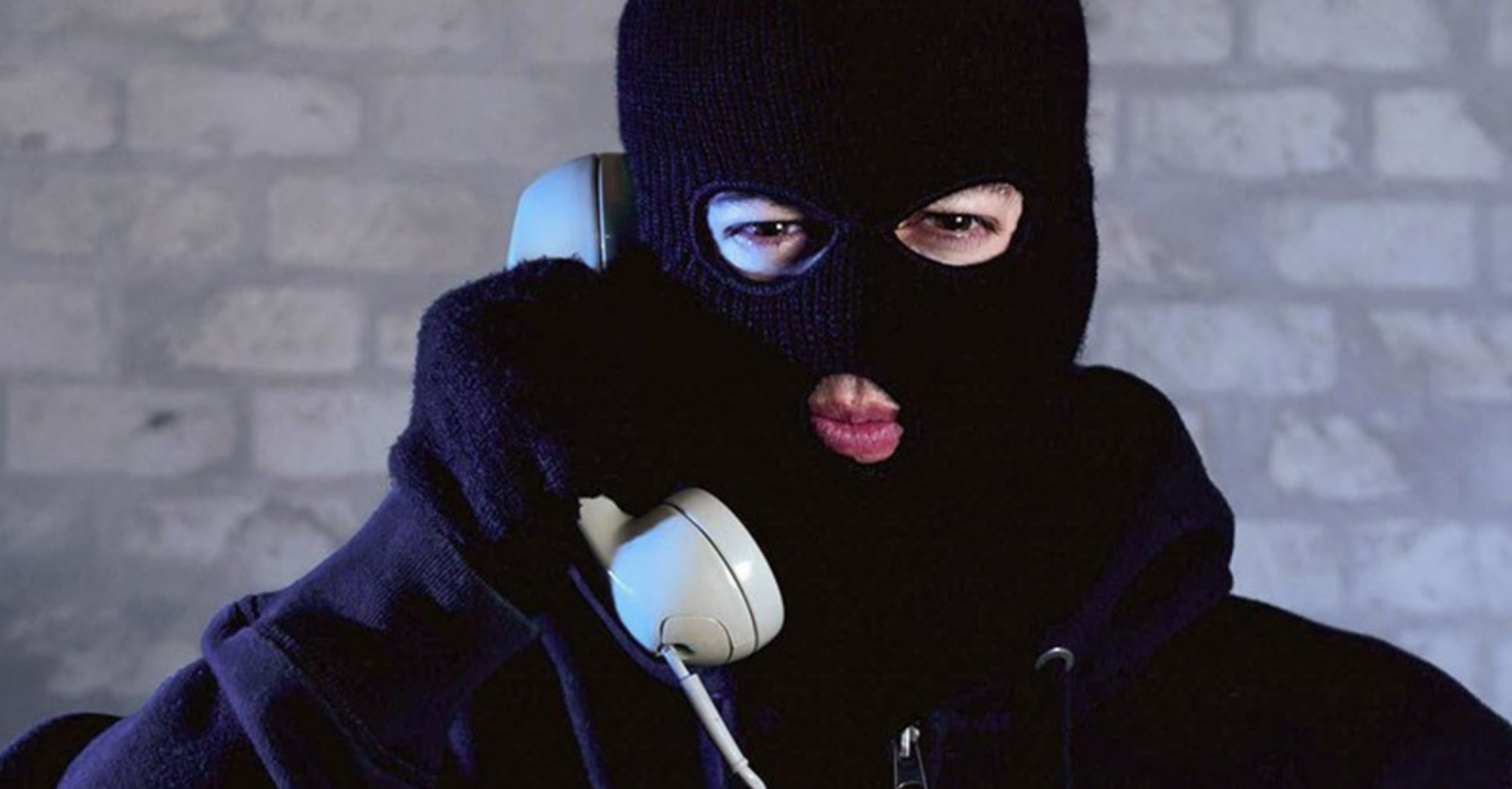 Телефонный терроризм. Телефонный террорист. Человек в маске с телефоном. Звонок с угрозами.