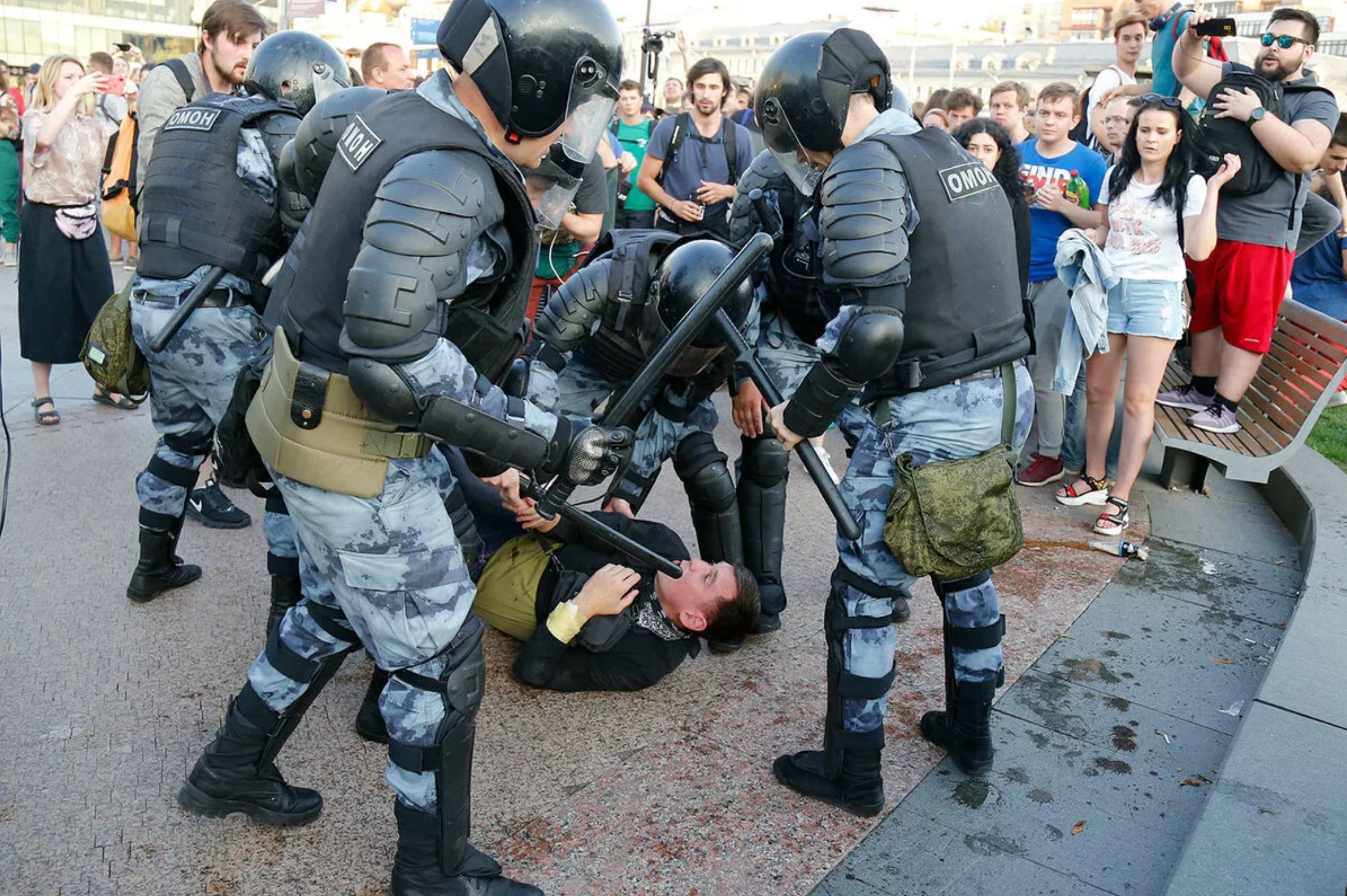 Избитые омон. Разгон демонстрантов в Москве.